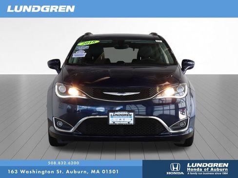 Used 2018 Chrysler Pacifica Touring-L FWD image 2