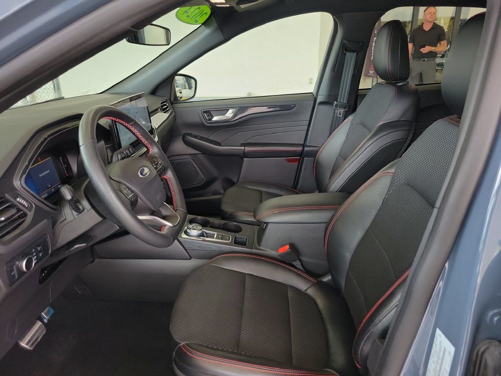 Used 2024 Ford Escape ST-Line w/ Tech Pack #1 FWD image 19