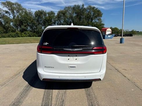 Used 2021 Chrysler Pacifica Touring w/ Uconnect Theater Family Group FWD image 7