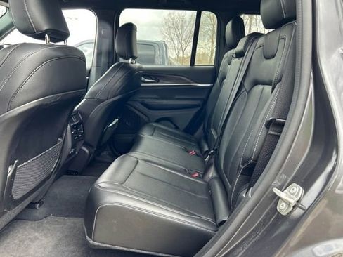 Used 2024 Jeep Grand Cherokee Limited w/ Black Appearance Package image 10