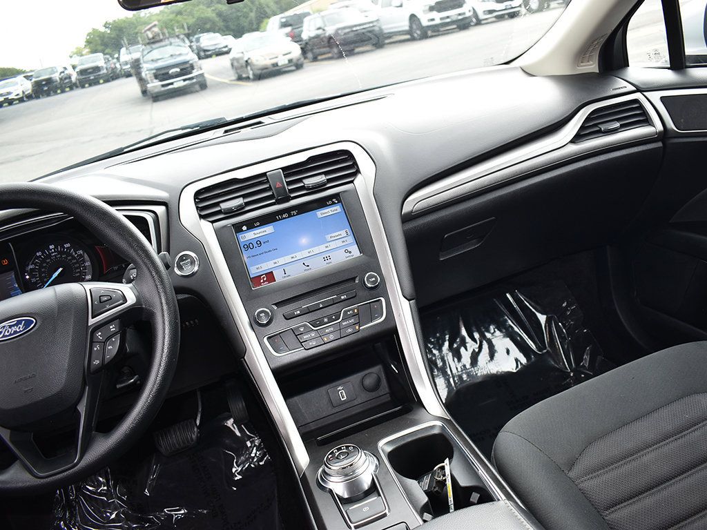 Used 2017 Ford Fusion SE w/ Fusion SE Technology Package FWD image 16