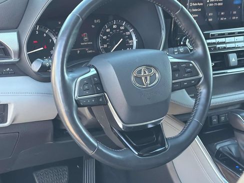 Used 2021 Toyota Highlander Platinum FWD image 11