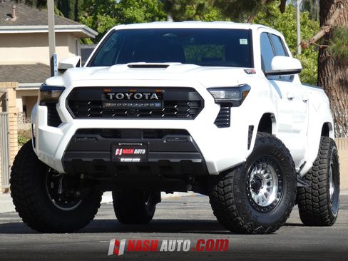 Used 2025 Toyota Tacoma TRD Sport AWD/4WD image 4