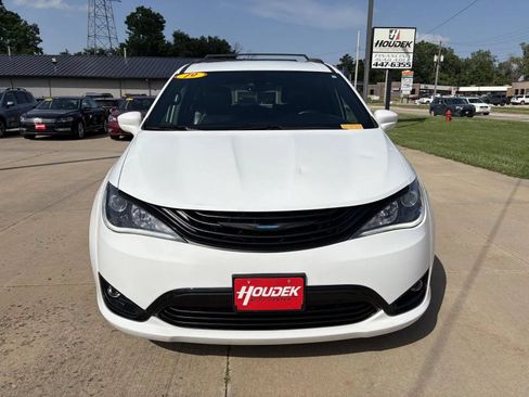 Used 2019 Chrysler Pacifica Touring-L w/ S Appearance Package FWD image 2