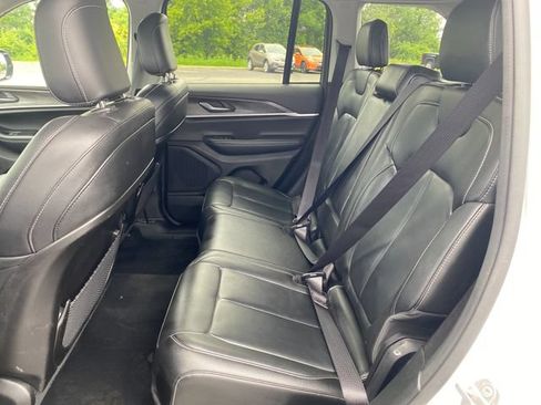 Used 2023 Jeep Grand Cherokee Limited AWD/4WD image 19