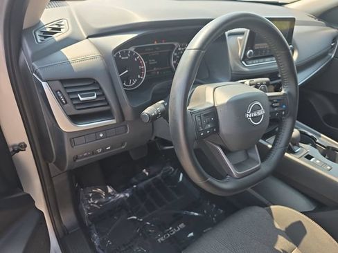 Used 2025 Nissan Rogue SV FWD image 17