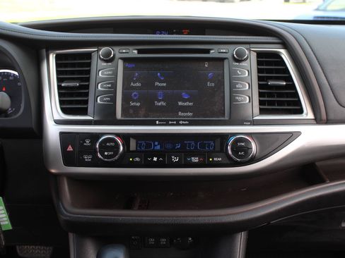 Used 2018 Toyota Highlander Plus AWD/4WD image 12