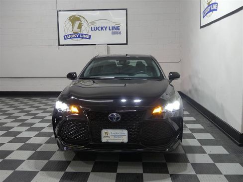 Used 2019 Toyota Avalon XSE image 2