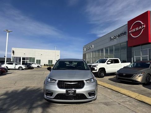 Used 2024 Chrysler Pacifica Limited image 2