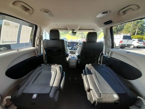 Used 2023 Chrysler Pacifica Touring-L FWD image 49