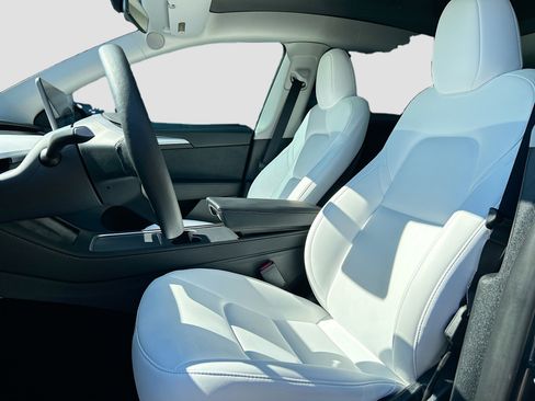 Used 2023 Tesla Model Y Performance image 24