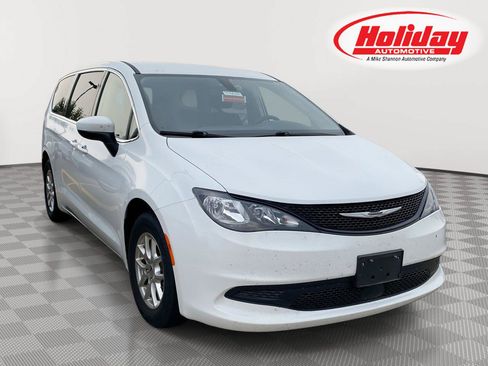 Used 2021 Chrysler Voyager LX FWD image 1