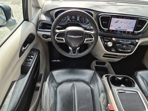 Used 2022 Chrysler Pacifica Touring-L FWD image 12