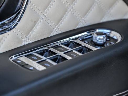 Used 2022 Bentley Bentayga AWD/4WD image 21