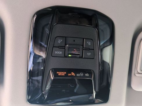 Used 2023 Toyota Venza LE AWD/4WD image 19