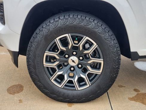 Used 2024 Chevrolet Colorado Z71 w/ Z71 Convenience Package 2 image 16