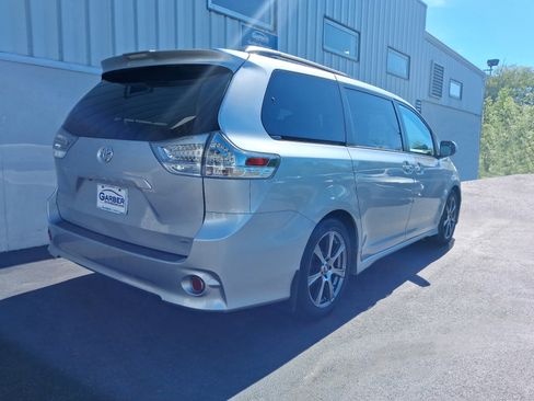 Used 2019 Toyota Sienna SE FWD image 10