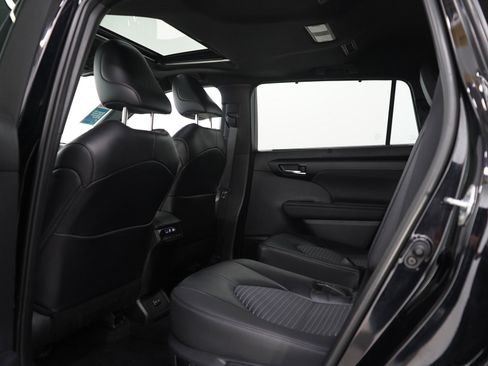 Used 2025 Toyota Highlander XSE AWD/4WD image 18