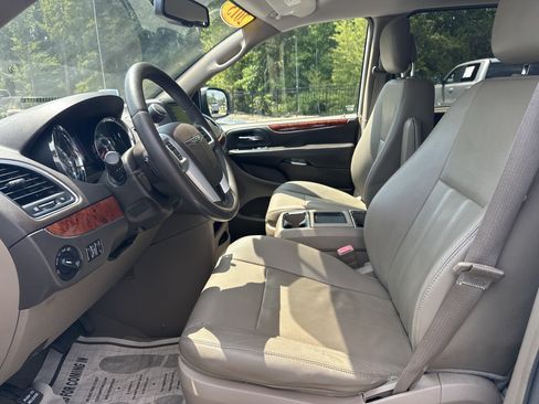 Used 2015 Chrysler Town & Country Touring FWD image 9