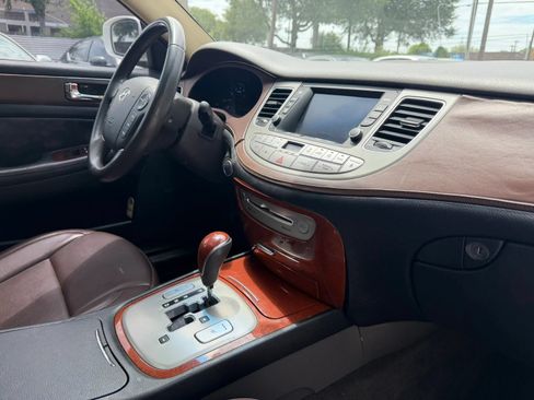 Used 2013 Hyundai Genesis 3.8 w/ Premium Pkg RWD image 18