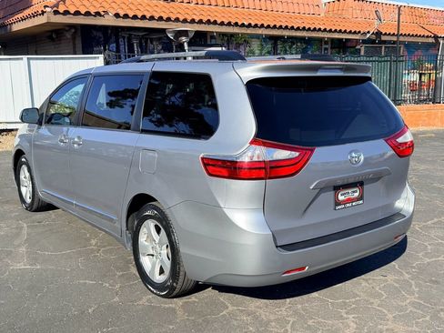 Used 2017 Toyota Sienna LE FWD image 4