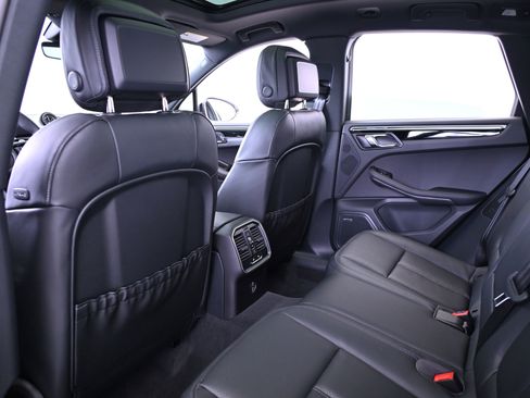 Certified 2025 Porsche Macan image 31