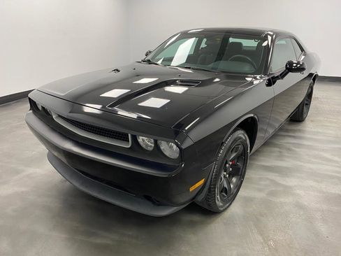 Used 2012 Dodge Challenger SXT image 2