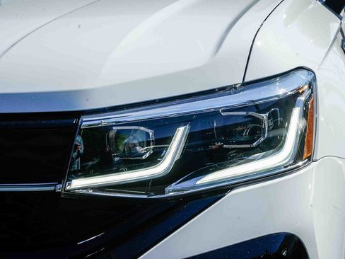 Used 2024 Volkswagen Taos SE image 7