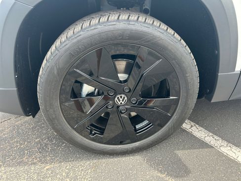 New 2026 Volkswagen Taos SE FWD image 25