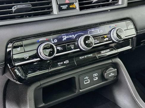 Used 2025 Honda Pilot Touring image 17