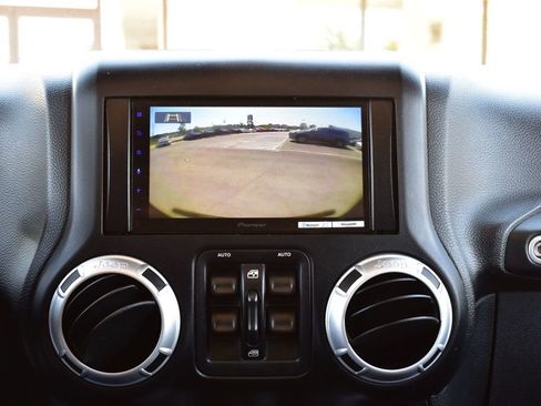 Used 2013 Jeep Wrangler Unlimited Rubicon w/ Connectivity Group AWD/4WD image 13