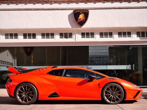 Used 2022 Lamborghini Huracan STO image 2