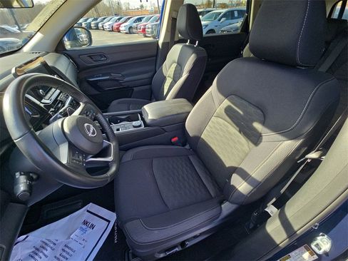 Certified 2024 Nissan Pathfinder SV image 17