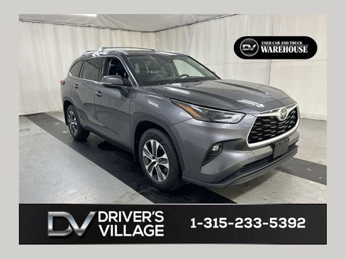 Used 2022 Toyota Highlander XLE AWD/4WD image 1