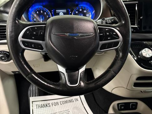 Used 2019 Chrysler Pacifica Touring-L FWD image 13