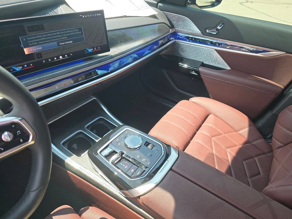 Used 2024 BMW 760i xDrive AWD/4WD image 29