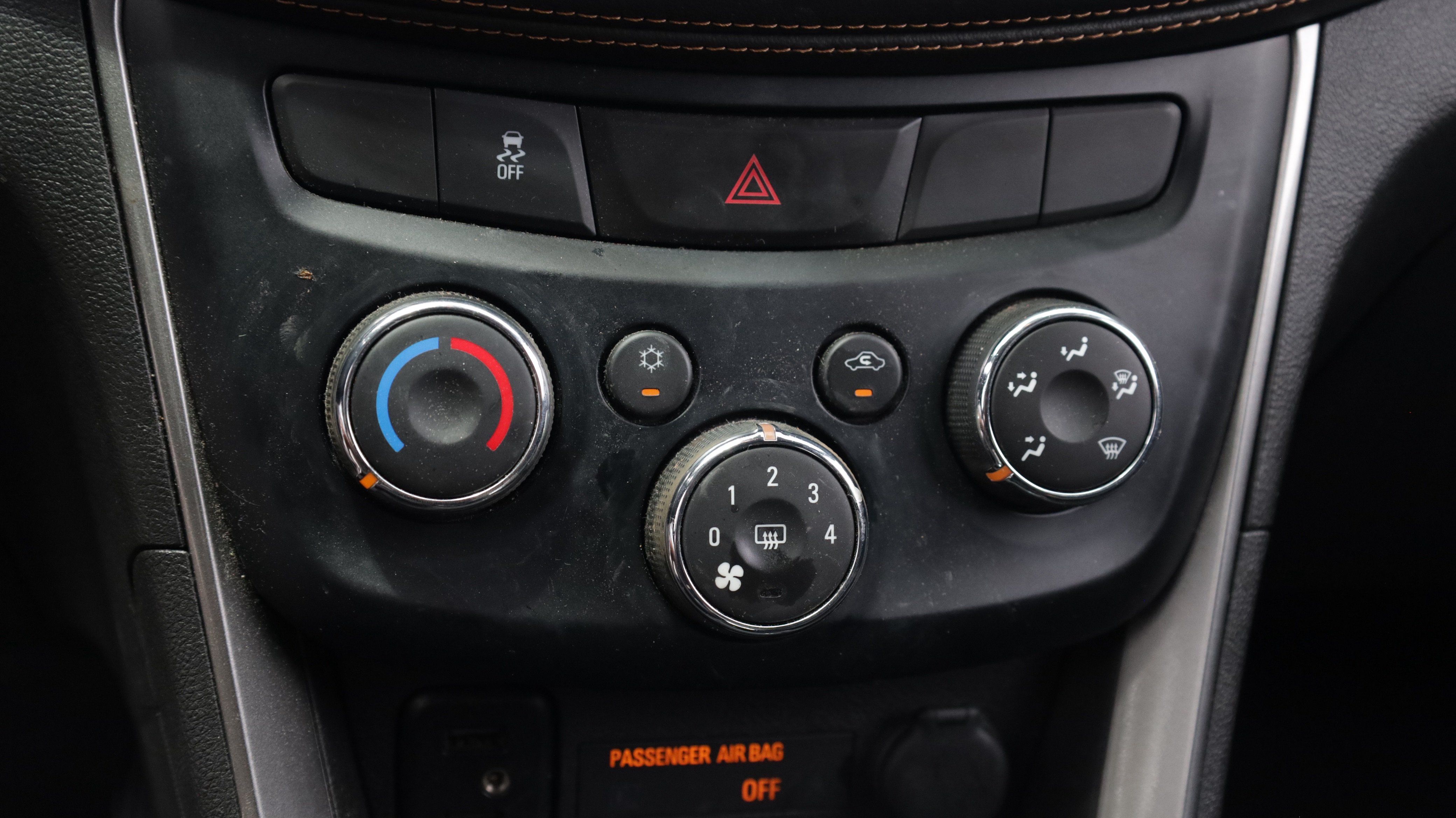 Used 2020 Chevrolet Trax LT w/ LT Convenience Package FWD image 11