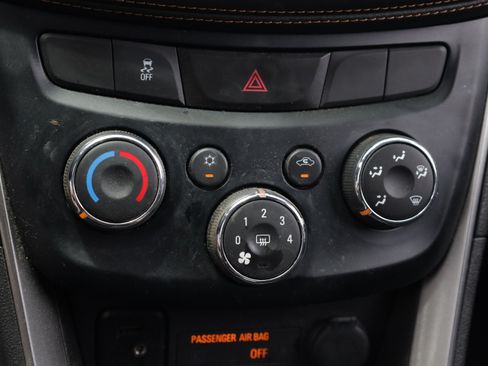 Used 2020 Chevrolet Trax LT w/ LT Convenience Package FWD image 11
