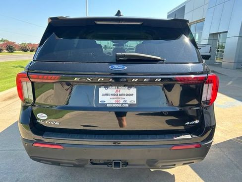 Used 2025 Ford Explorer Active AWD/4WD image 7