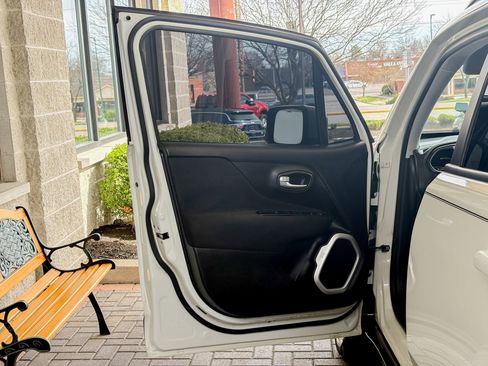 Used 2018 Jeep Renegade Latitude image 13