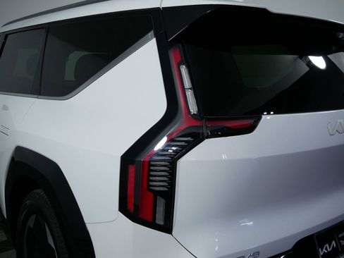 Certified 2024 Kia EV9 Land image 12