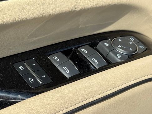 Used 2021 Cadillac Escalade Premium Luxury AWD/4WD image 19