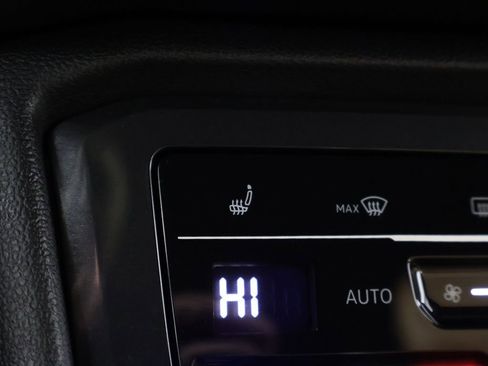 Used 2024 Volkswagen Tiguan SE image 44