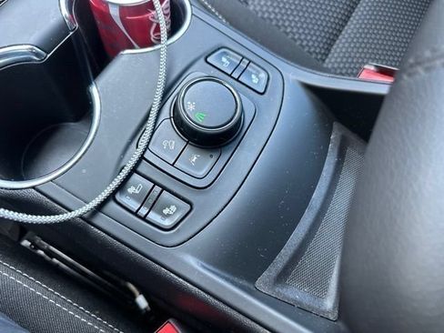 Used 2024 GMC Terrain SLE w/ Driver Convenience Package FWD image 38