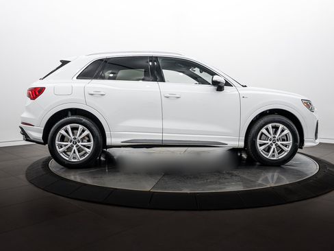 Certified 2023 Audi Q3 2.0T Premium w/ Convenience Package AWD/4WD image 3