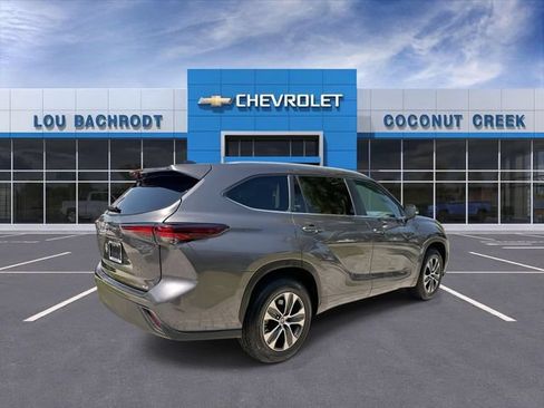 Used 2024 Toyota Highlander XLE FWD image 8