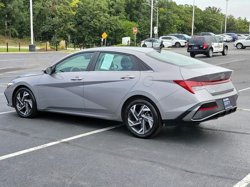Used 2025 Hyundai Elantra SEL FWD image 4