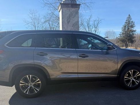 Used 2019 Toyota Highlander LE image 6