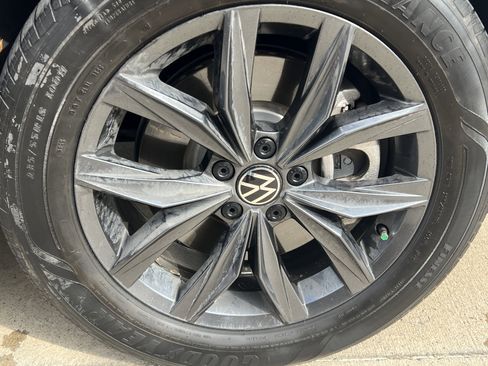 Certified 2023 Volkswagen Tiguan SE w/ Panoramic Sunroof Package image 12