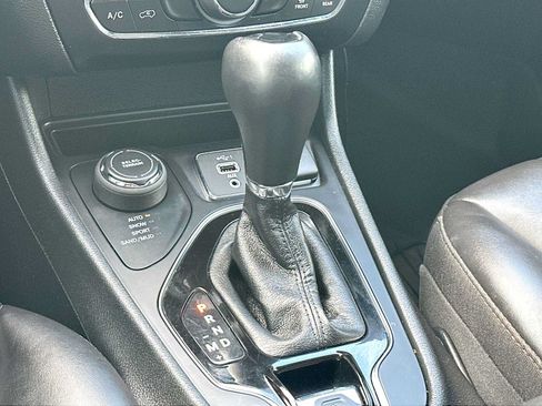 Used 2021 Jeep Cherokee Latitude Plus w/ Sun & Sound Group AWD/4WD image 21